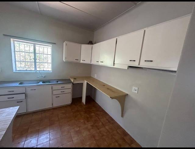 4 BEDROOM HOUSE FOR SALE IN BEZUIDENHOUT VALLEY